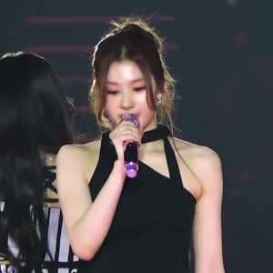 노래 부르다가 울컥해서 눈물 흘리는 트와이스 사나