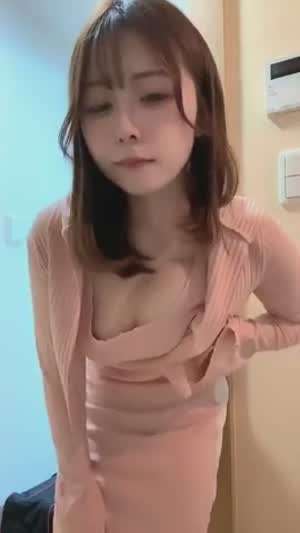 가슴 모아보는 누나