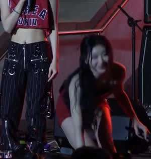 [있지/ITZY] 채령..앉아있다가 뒤돌아서는 순간...핡~!!!!