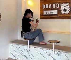 난해한 인테리어의 카페에 처음 갔을때