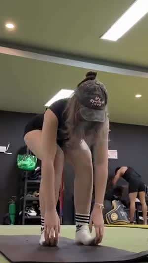 하체운동에 몰빵한 누나